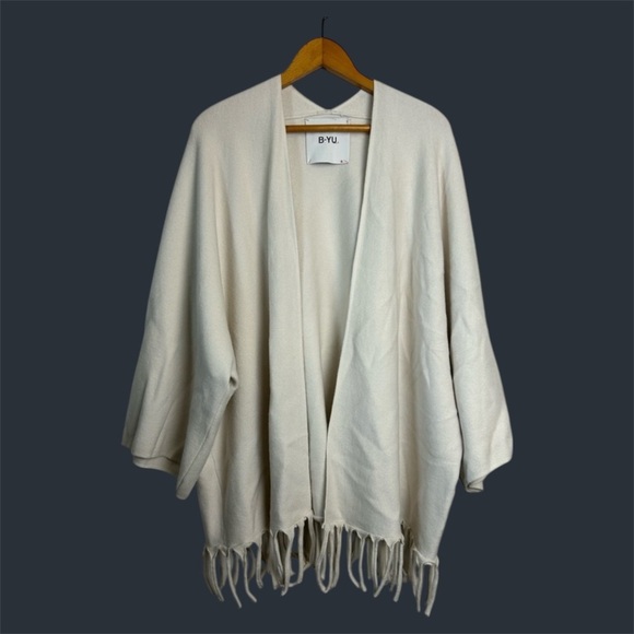 B.yu Women's Cream Shawl Vest Sweater M Fringe Western Old Money Comfortable - Picture 1 of 13